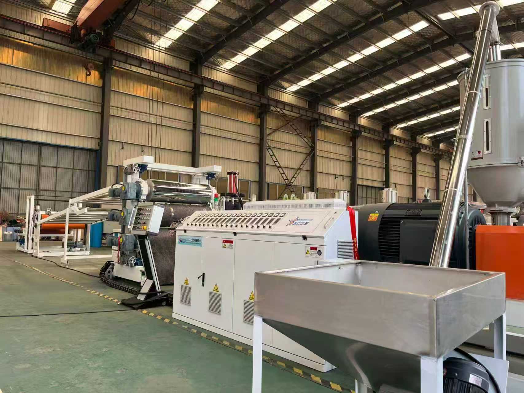 QINGDAO EASTSTAR-ek harrera egiten die bezeroei TPE/TPV/TPU/TPR irristagaitzaren aurkako mat ekipamenduen ikuskapenerako