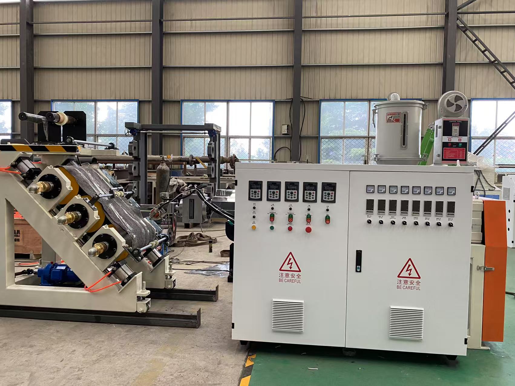 QINGDAO EASTSTAR-ek TPE Waterstop ekoizpen-lerro aurreratua bidaltzen du Indiara