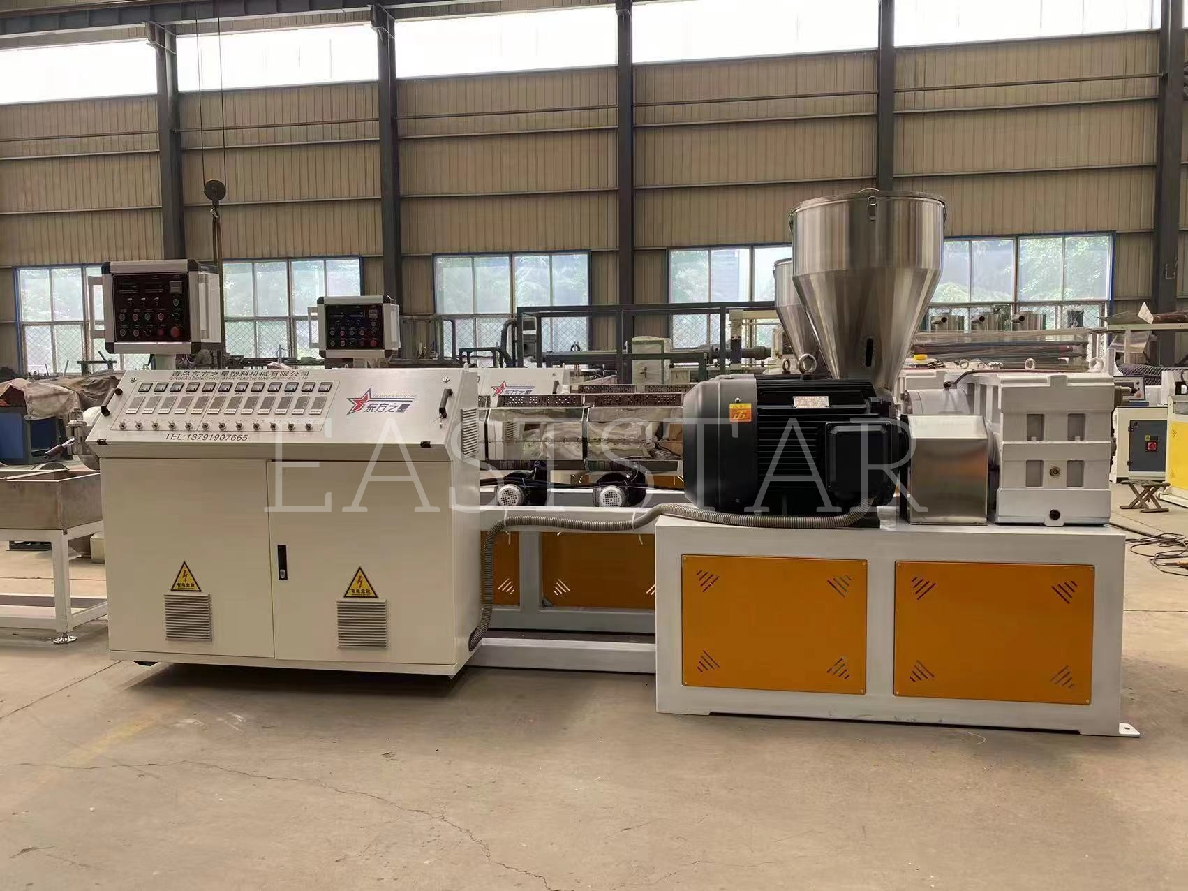 Gure talde teknikoa TSSK65 torloju paralelo biko granuladorearen doitasun-muntaia egiten ari da gure bezero arabiarrentzat.