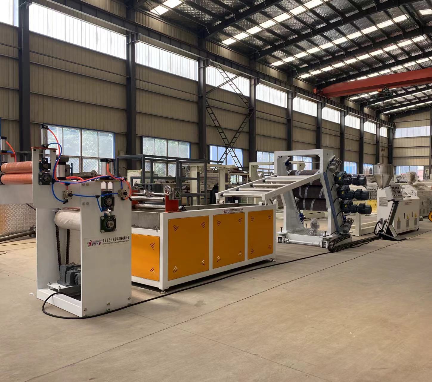 PVC malguko ate-gortinak ekoizteko linea profesionalek Ateetako gortina industrialaren ekoizpen eraginkorra ahalbidetzen dute