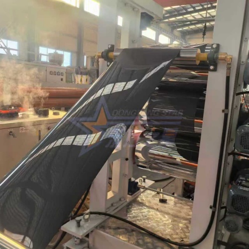 Dezhouko bezeroak POK HIPS ekipamendua ikuskatzen du